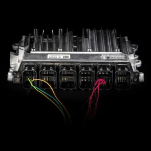 Bench modunda AutoTuner kablolarıyla bağlanmış motor kontrol ünitesi